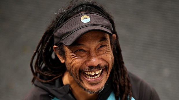 Yeni All Blacks savunma koçu Tana Umaga, basın toplantısından önce gülümsüyor.