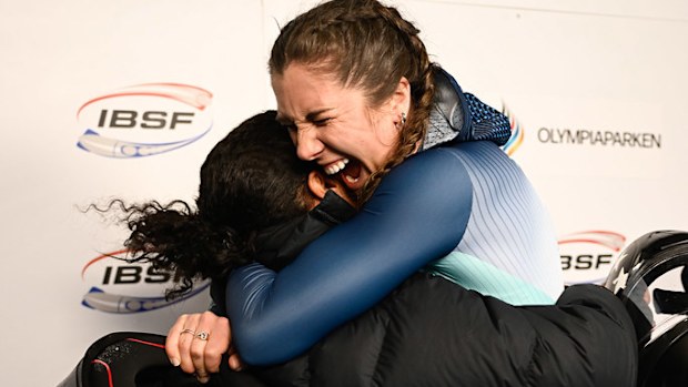 Bree Walker (abito blu) e Kaysha Love si abbracciano dopo aver condiviso l'oro.