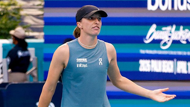 Iga Swiatek en acción en el Miami Open.