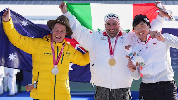 Gümüş madalya sahibi Ben Tudhope, Avustralya, altın madalya sahibi Emanuel Perathoner, İtalya, ve bronz madalya sahibi Lee Jehyuk, Güney Kore, erkekler snowboard cross SB-LL2 finalinden sonra madalyalarıyla poz veriyor.