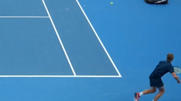 Cruz Hewitt vuruş alıyor.