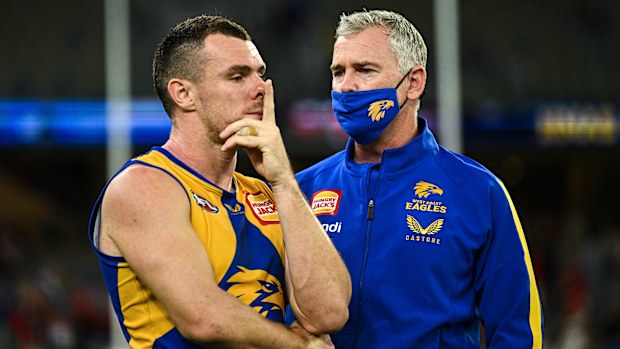 O técnico da Costa Oeste, Adam Simpson, está depois de uma máscara facial com a marca do clube.