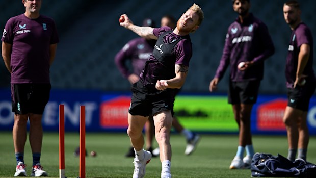 Ben Stokes gioca a bocce durante una sessione di reti inglesi all'Adelaide Oval.