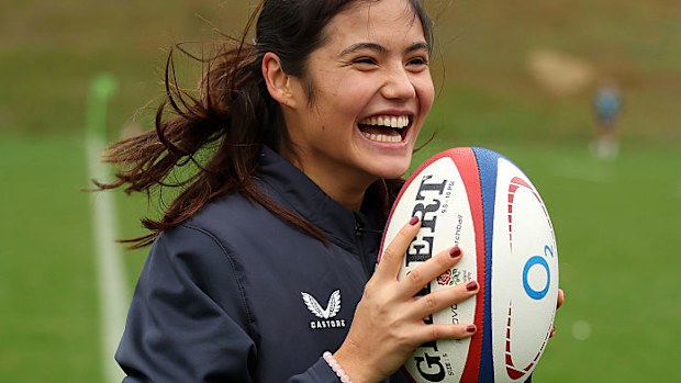 La tenista británica Emma Raducanu visita una sesión de entrenamiento en Inglaterra.