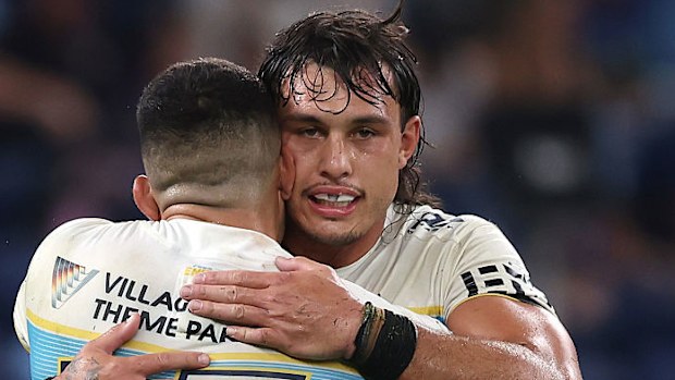 Tino Fa'asuamaleaui, Titans'ın Sydney Roosters'ı yendiği bir maç sonrası David Fifita ile kutlama yapıyor.