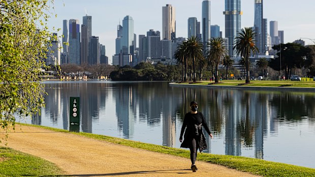 MELBOURNE, AUSTRALIA - SEPTEMBER 01: People are seen exercising at Albert Park Lake on September 01, 2021 in Melbourne, Australia. Lockdown restrictions are currently in place across Melbourne as Victoria continues to record new cases of the highly infectious COVID-19 Delta variant, including a curfew from 9 pm to 5 am each night across the metropolitan area. Premier Daniel Andrews will make an announcement today on what restrictions will be eased. (Photo by Daniel Pockett/Getty Images)