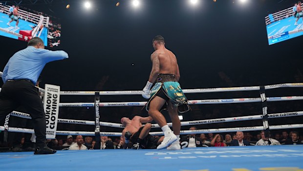 Jai Opetaia knocks out Huseyin Cinkara.