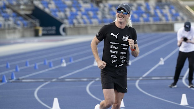 Ned Brockman starts his "Uncomfortable Run", a 1610km run around Sydney Athletics Centre over 10 consecutive nights. 3 October 2024 Photo: Janie Barrett