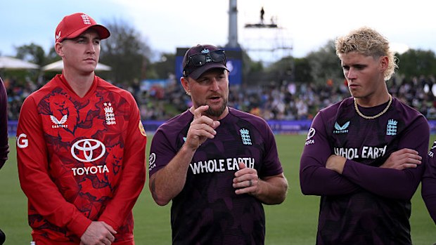 O técnico da Inglaterra, Brendon McCullum, está conversando com a equipe.