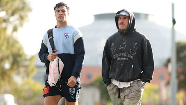 Joseph-Aukuso Suaalii e Angus Crichton camminano verso l'hotel della squadra al Sydney Olympic Park.