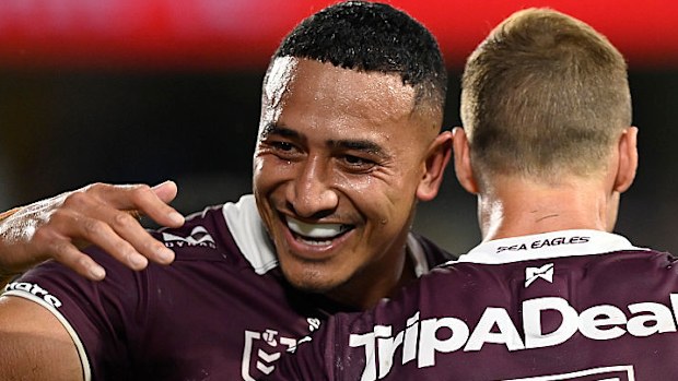 Siosiua Taukeiaho (L) of the Sea Eagles.