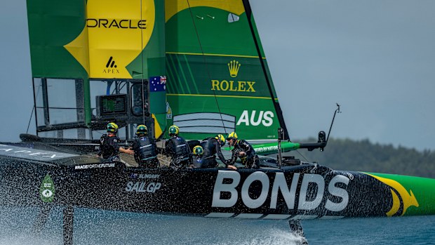 Ryan Reynolds took to the water with his team. 