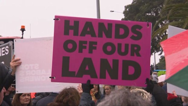 Farmers try to overturn plan for 190km power line in country Victoria