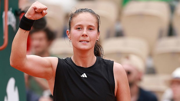 Daria Kasatkina, Paula Badosa'yı yendikten sonra kutlama yapıyor.
