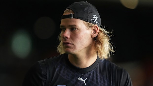 Tom De Koning of the Blues looks on during Carlton Blues AFL training session at Ikon Park in 2024.