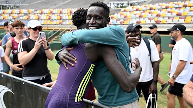 BRISBANE, AUSTRALIË - MAART 14: Jicht Jicht knuffelt Peter Bol na het winnen van de Heren U20 100m finale op de Queensland Atletiekkampioenschappen 2026 in het Queensland Sports and Athletics Centre op 14 maart 2026 in Brisbane, Australië. (Foto door Bradley Kanaris/Getty Images)