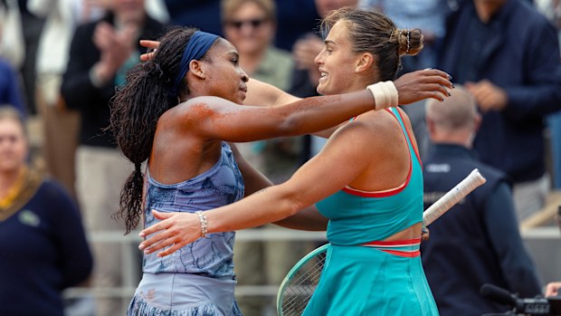 Gauff ve Sabalenka final sonrası birbirine sarılıyor.