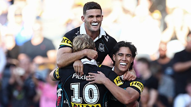 Lindsay Smith, Nathan Cleary ile birlikte try kutlaması yapıyor.