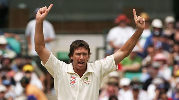 Glenn McGrath, Paul Collingwood'un wicketini kutluyor.