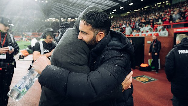 Ruben Amorim ve Enzo Maresca kucaklaşıyor.