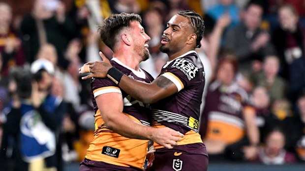 Tyson Smudi, de Broncos, tentou a companheiro de equipe Ezra Mam parabenizou.