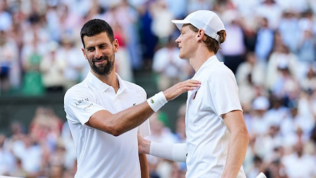 Novak Djokovic ve Jannik Sinner el sıkışıyor.