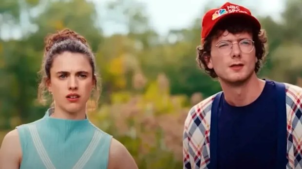 Margaret Qualley and Martin Herlihy in Happy Gilmore 2