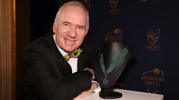 Allan Border, 2024 Avustralya Kriket Ödülleri'nde Allan Border Madalyası'nın yanında poz veriyor.