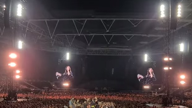Coldplay and Natalie Imbruglia pay tribute to Olivia Newton-John with Summer Nights duet at London concert.