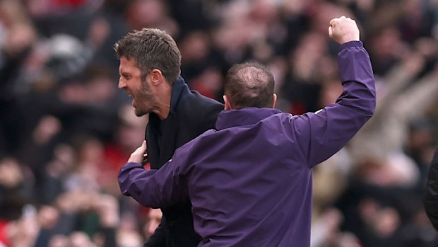 Michael Carrick, Steve Holland ile kutlama yapıyor.