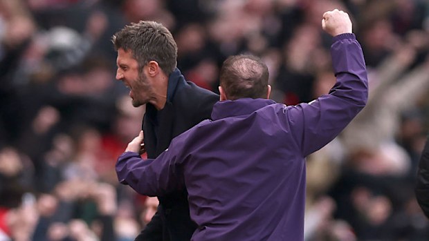 Michael Carrick, Steve Holland ile kutlama yaparken.