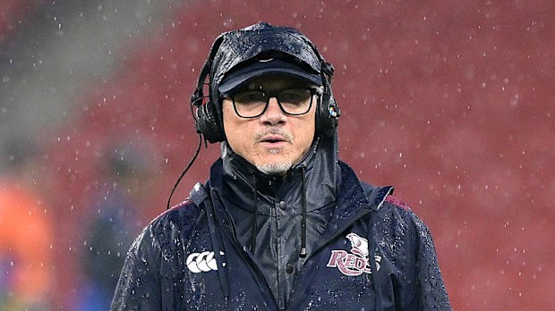 El técnico del Beso de los Rojos es visto durante los calentamientos.