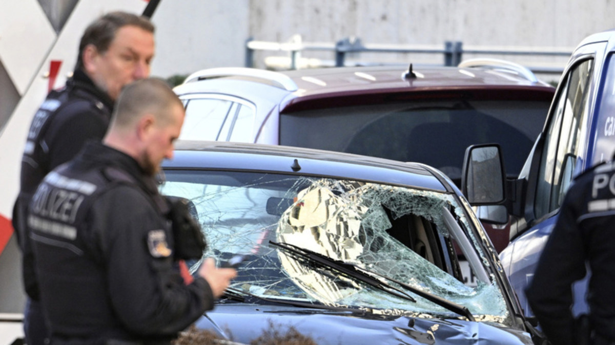 Mannheim: Driver rams car into crowd in Germany's Mannheim, leaving two ...