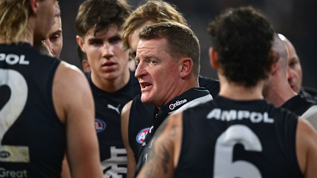 Blues coach Michael Voss speaks to his players at the break during the round 17 AFL match between Carlton Blues and Collingwood Magpies at Melbourne Cricket Ground on July 04, 2025 in Melbourne, Australia. (Photo by Quinn Rooney/Getty Images)