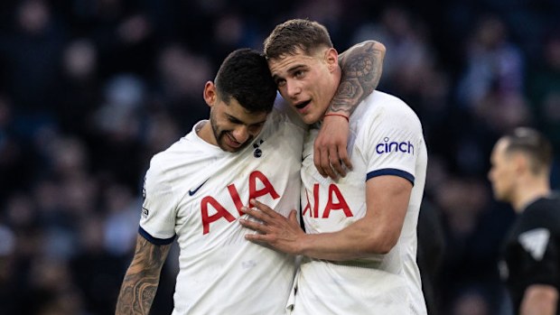 Tottenham Hotspur'un Cristian Romero'su (solda) Micky van de Ven ile zafer kutluyor.