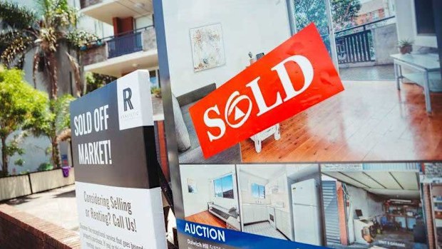 National house prices are set to hit a downturn, new data suggests.
