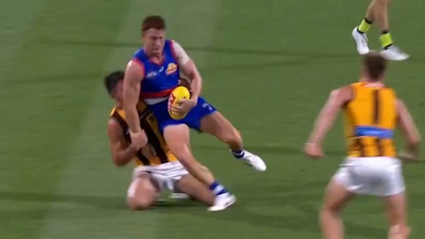 Ed Richards, Jai Newcombe tarafından yere fırlatılıyor.