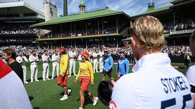 England and Australia teams form a guard of honour for the Bondi terrorist attack first responders.