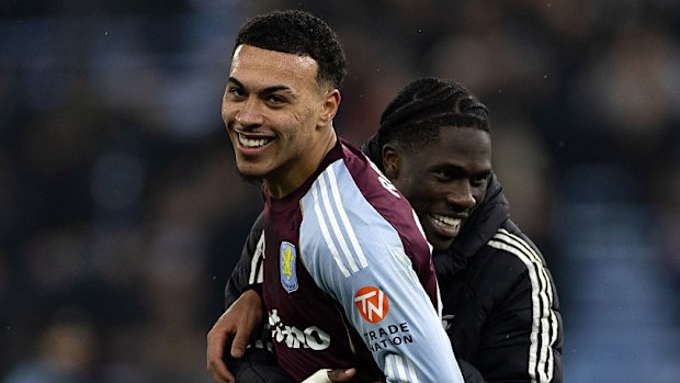 Morgan Rogers, Man United'a karşı ikinci golünü kutluyor.