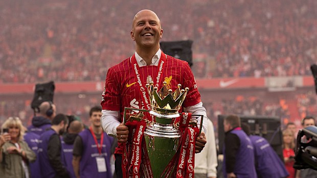 Liverpool menajeri Arne Slot, Premier Trophy ile kutlama yapıyor.