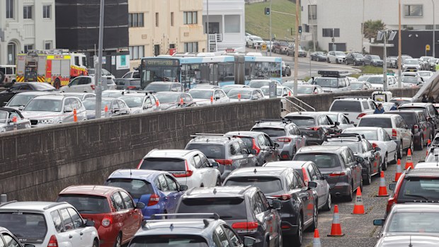 With the surge of COVID-19 cases around Chirstmas Day, testing clinics descended into chaos in parts of the country. Travelling and clinic shutdowns due to reduced holiday hours meant testing clinics faced huge demands.  People lined up for hours in drive-through testing lines, while hundreds were even turned away.  At a testing clinic in Bondi cars were bumper-to-bumper as they waited in line for a test. 