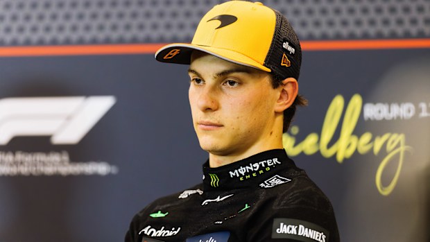 Oscar Piastri, McLaren Formula 1 Takımı'ndan bir basın toplantısına katılıyor.