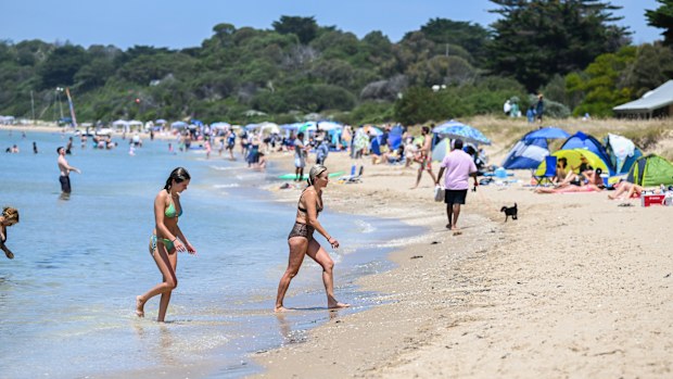 Busy Sorrento beach in Victoria. 26th December 2022, The Age news Picture by JOE ARMAO