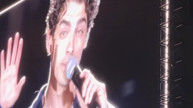 Joe Jonas addresses split mid-concert