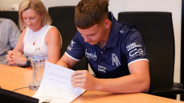 Mitchell Woods signing with the Bulldogs