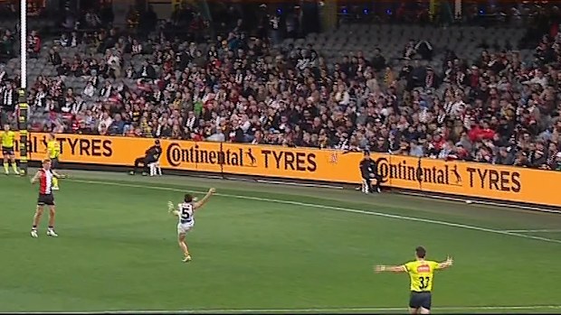 Nick Watson kicks for goal as the umpire calls play on.