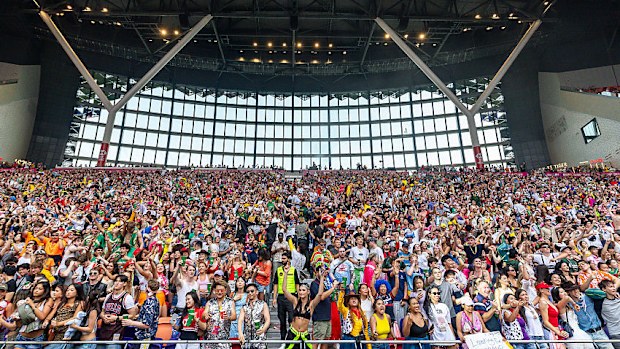 Los aficionados animan en la tribuna sur durante el tercer día del Hong Kong Sevens en el estadio Kai Tak.