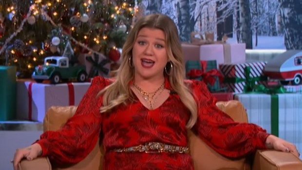Kelly Clarkson discusses how she injured herself in heels.