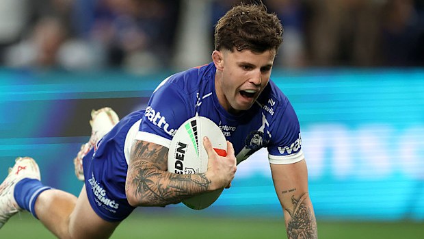 Toby Sexton of the Bulldogs scores a try.