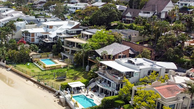Fewer Aussies are getting mortgages as interest rates continue to rise, new figures show.